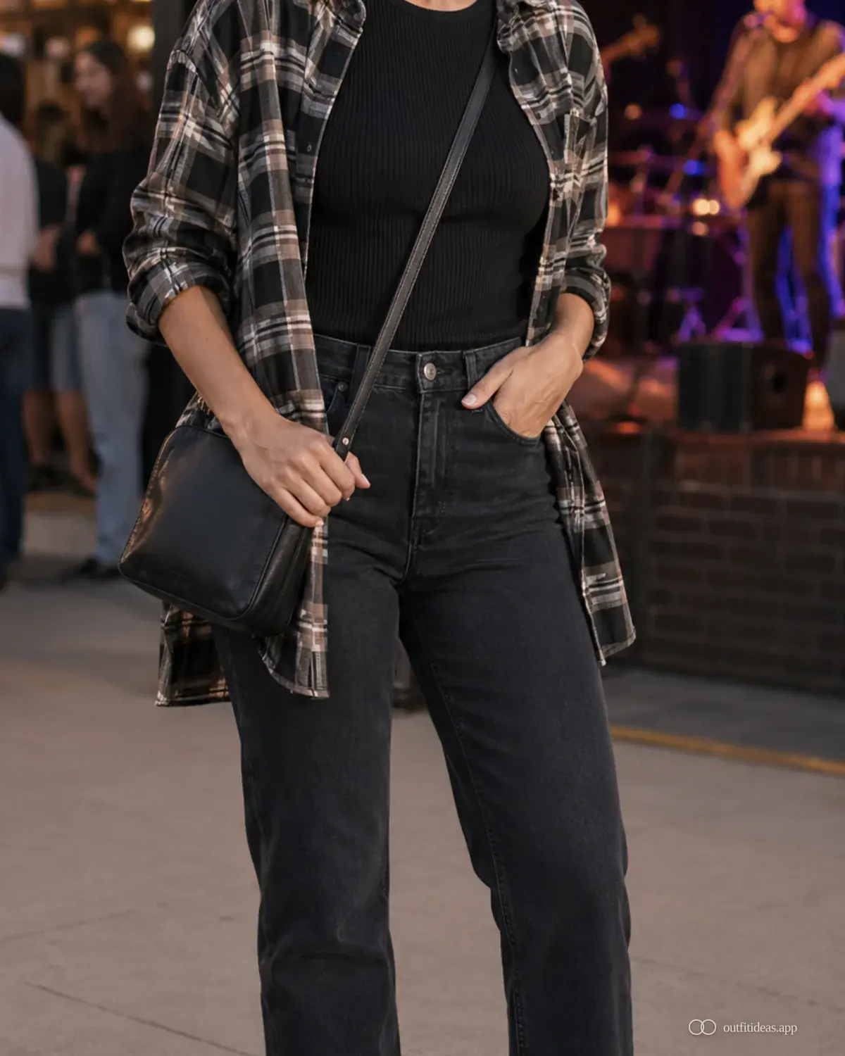 looks para un concierto (mujer): look principal con conjunto completo, zapatos prácticos y accesorios pensados para la escena