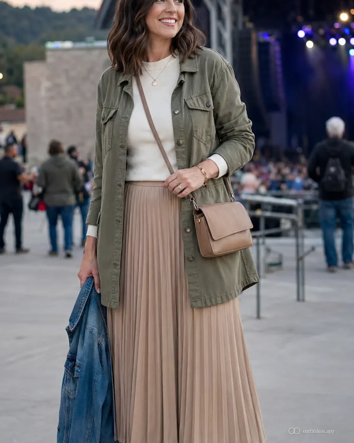 looks para un concierto (mujer): variante con capas con conjunto completo, zapatos prácticos y accesorios pensados para la escena