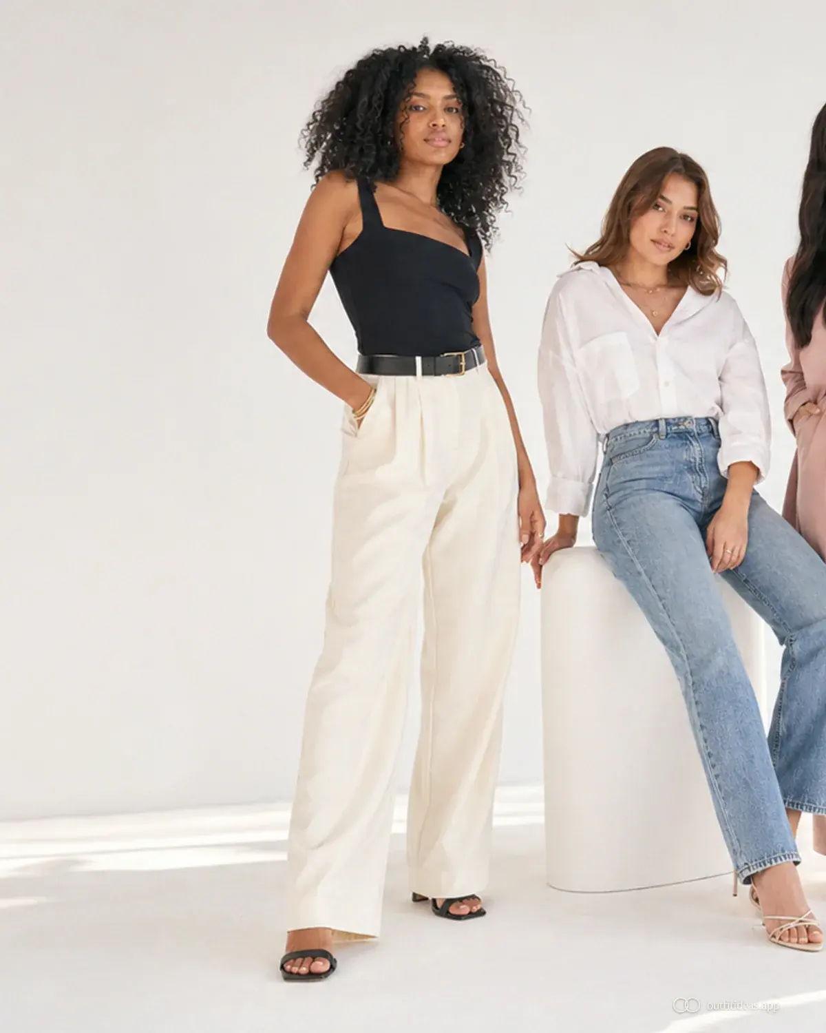 Outfit-Ideen für Mädchen Hero-Bild mit komplettem Outfit, praktischen Schuhen und passenden Accessoires