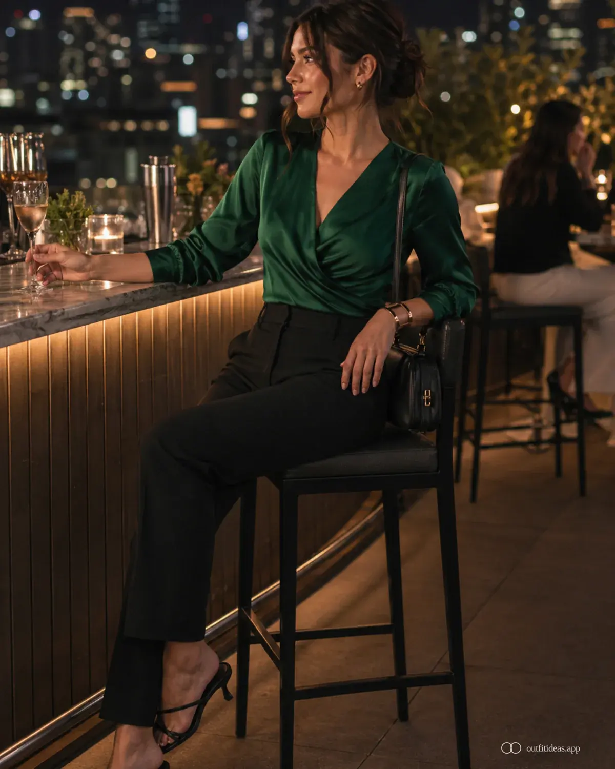 Outfit-Ideen für die Rooftop-Bar polierte Variante mit komplettem Outfit, praktischen Schuhen und passenden Accessoires