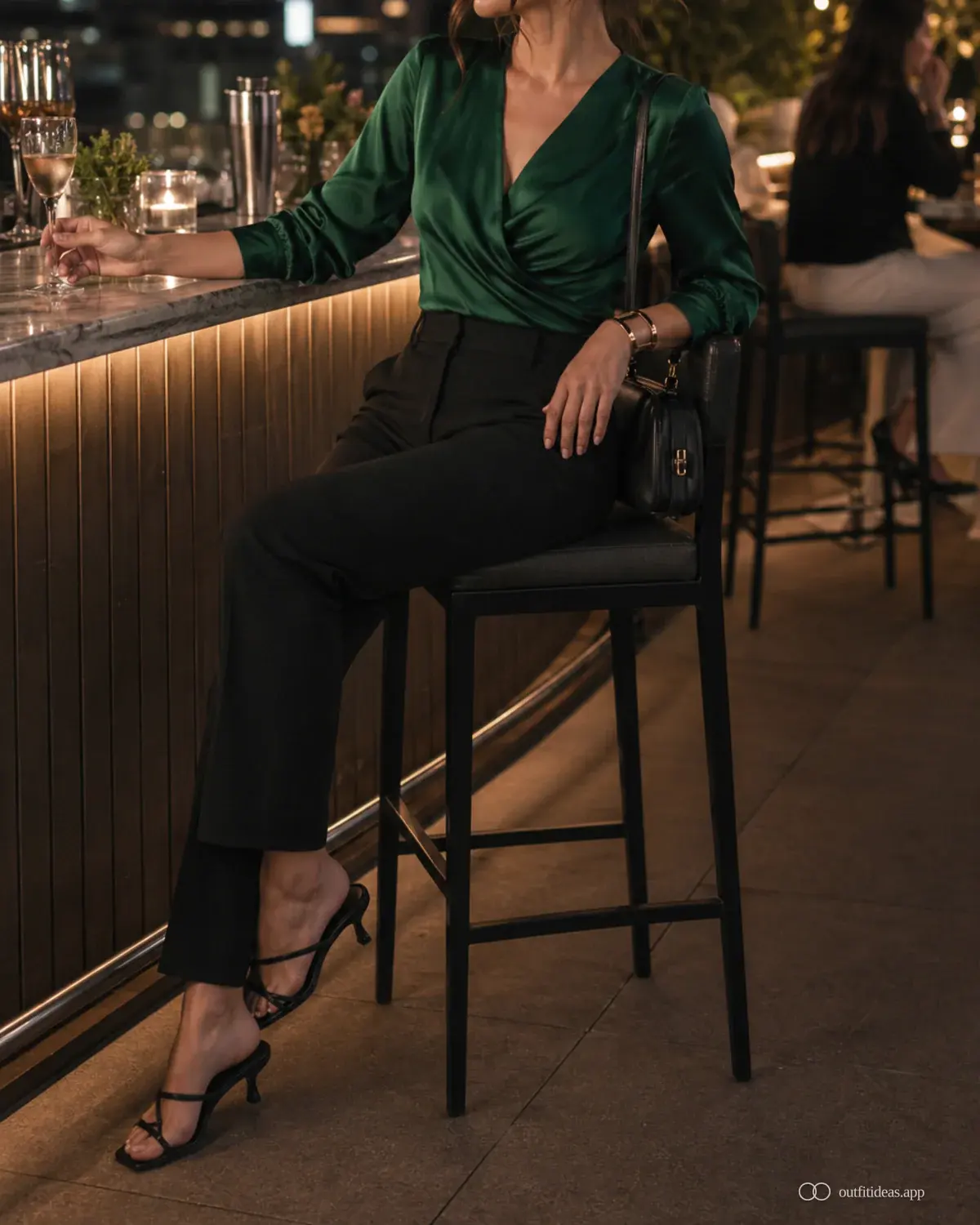 Outfit-Ideen für die Rooftop-Bar Repeat-Outfit mit komplettem Outfit, praktischen Schuhen und passenden Accessoires